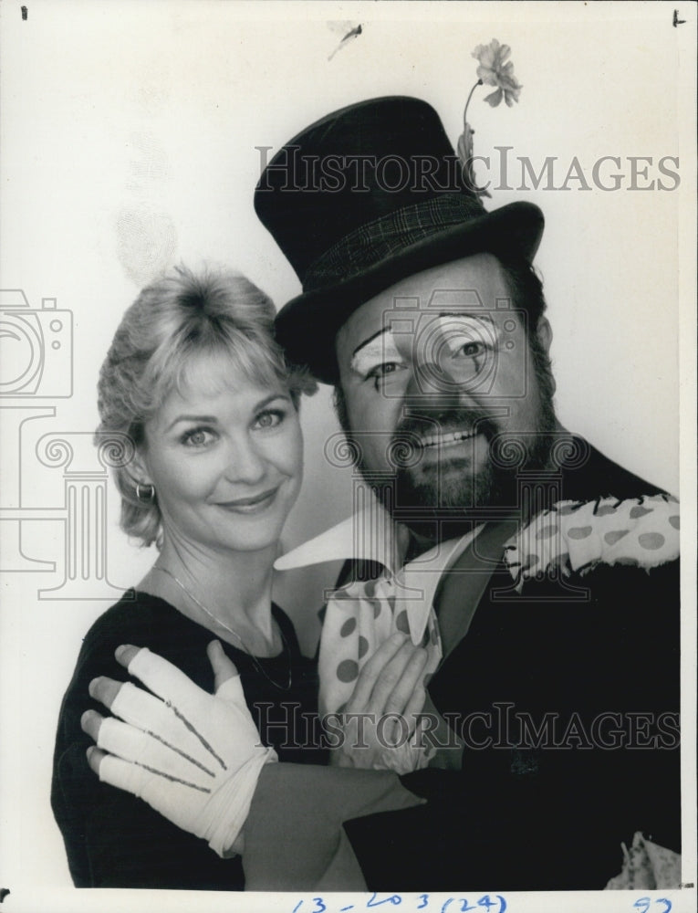 1983 Press Photo Dee Wallace &amp; Dom DeLuise in &quot;Happy&quot; - RSJ11601 - Historic Images