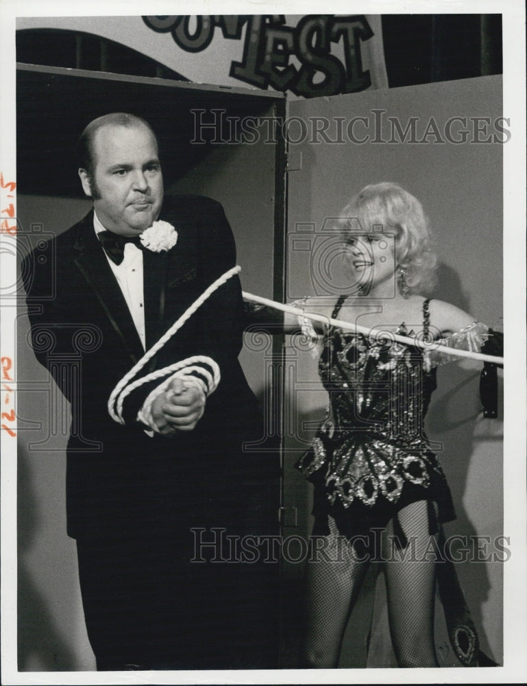 Press Photo Dom DeLuise Tied Up On Lotsa Luck - RSJ11615 - Historic Images