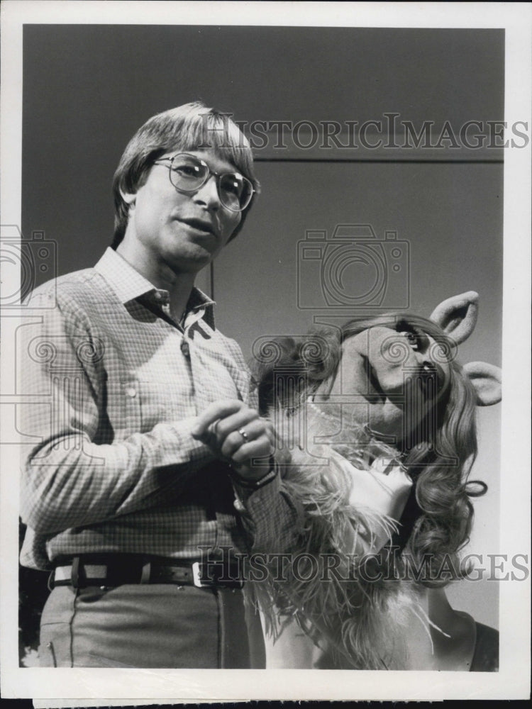 1979 Press Photo Singer John Denver with Puppet Ms.Piggy. - RSJ11707 - Historic Images