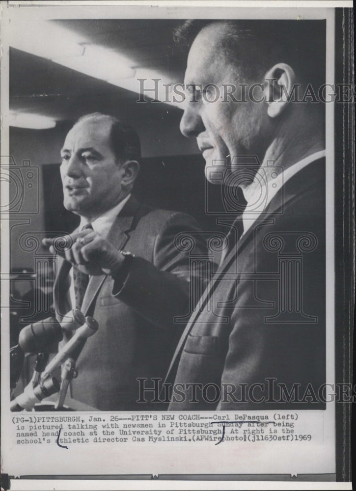 1969 Press Photo Carl DePasqua American football coach talk with newsman, - Historic Images