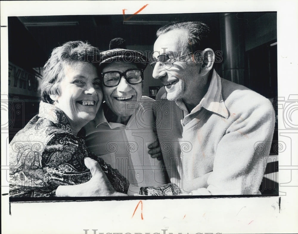 1980 Press Photo Family Reunion John Forsyth Brother David Sister Peggy - Historic Images