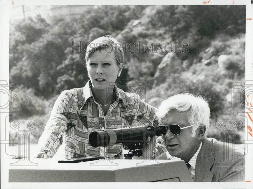 1975 Press Photo Rosemary Forsyth and Buddy Ebsen on &quot;Barnaby Jones&quot; - RSJ11879 - Historic Images