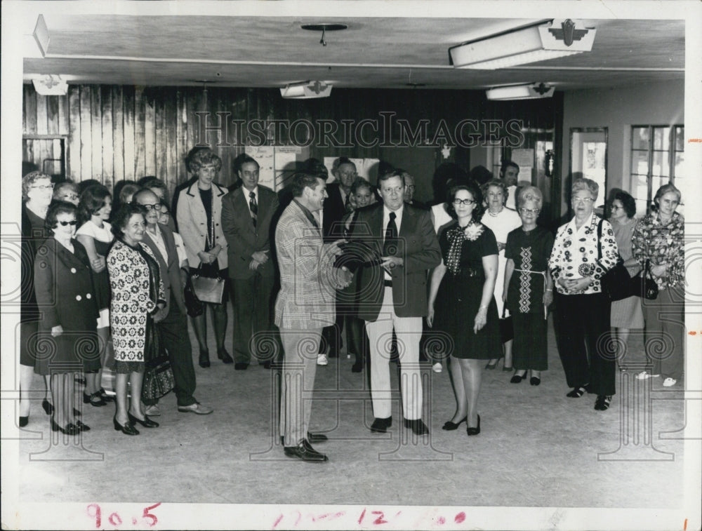 1973 Press Photo Dr Hughes Accepts honor from Dunnellon Chamber of Commerce - Historic Images