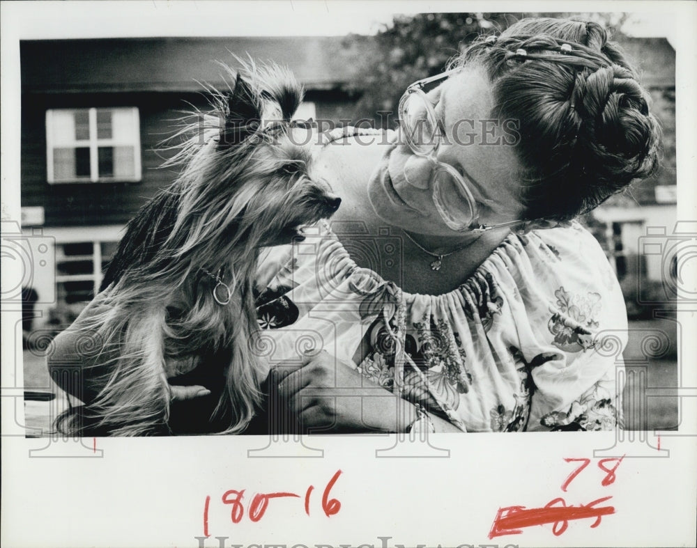 1980 Press Photo Sandy Rissart Dog Trainer Owner Yorkshire Terrier Dog Bandit - Historic Images