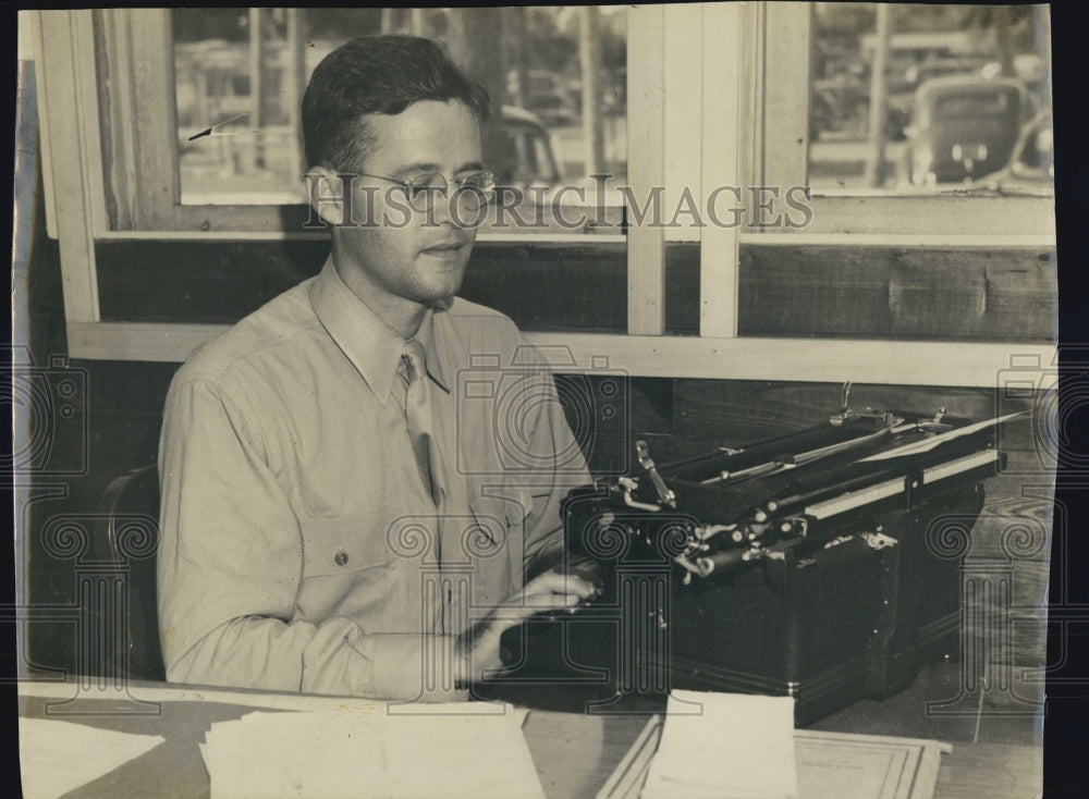 1942 Press Photo John J. Rimes Jr. types on a typewriter - RSJ11989 - Historic Images