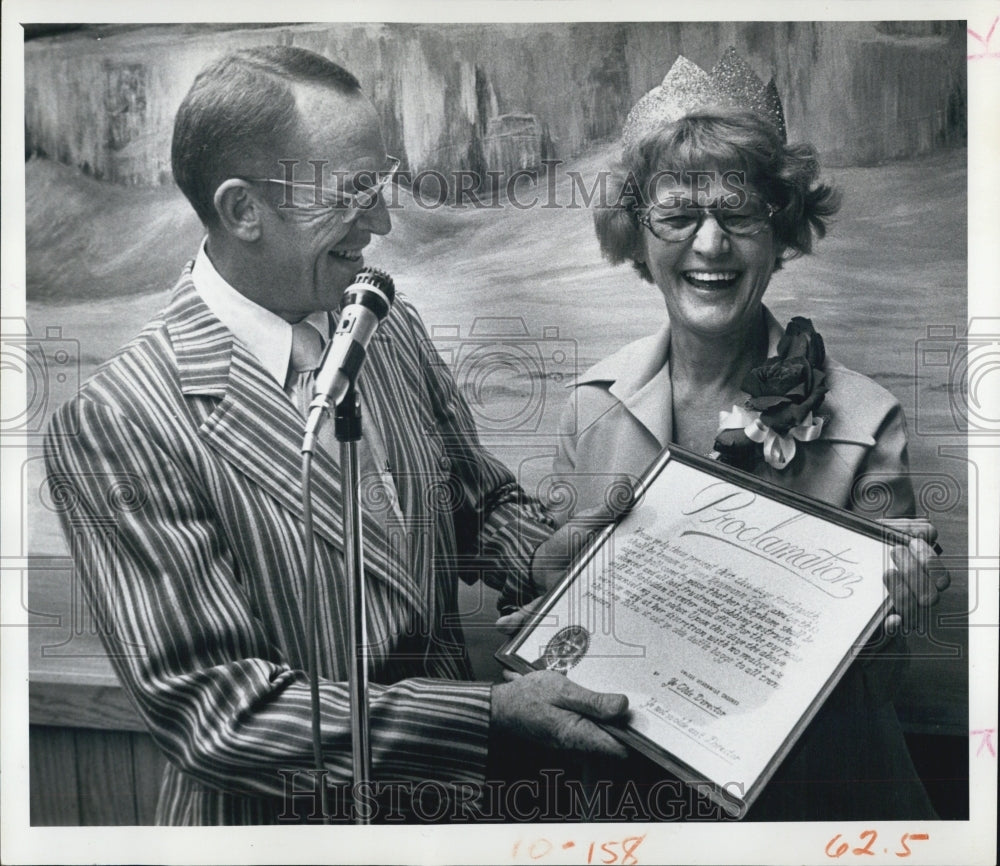 1975 Press Photo Jane Neumann, secretary of the director of Pinellas Vocational - Historic Images