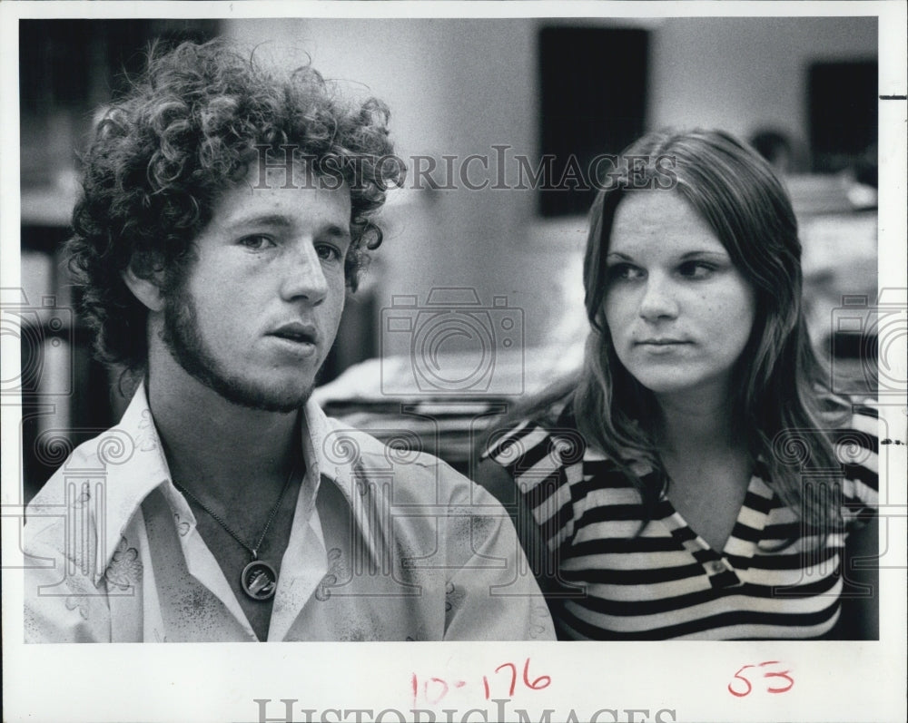 1977 Press Photo Harry Newell and Denise Paolini, locked in a legal catch 22 - Historic Images