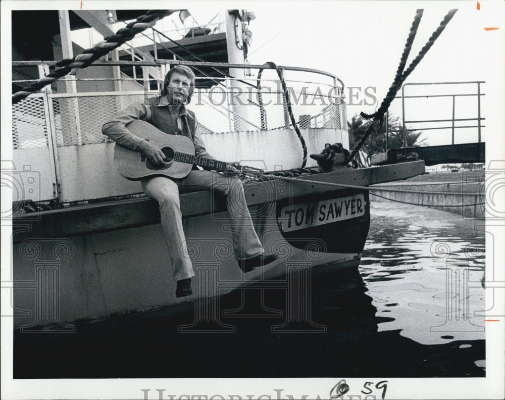 1977 Press Photo Country Singer Guitarist Leon Poindexter Tom Sawyer Boat - Historic Images