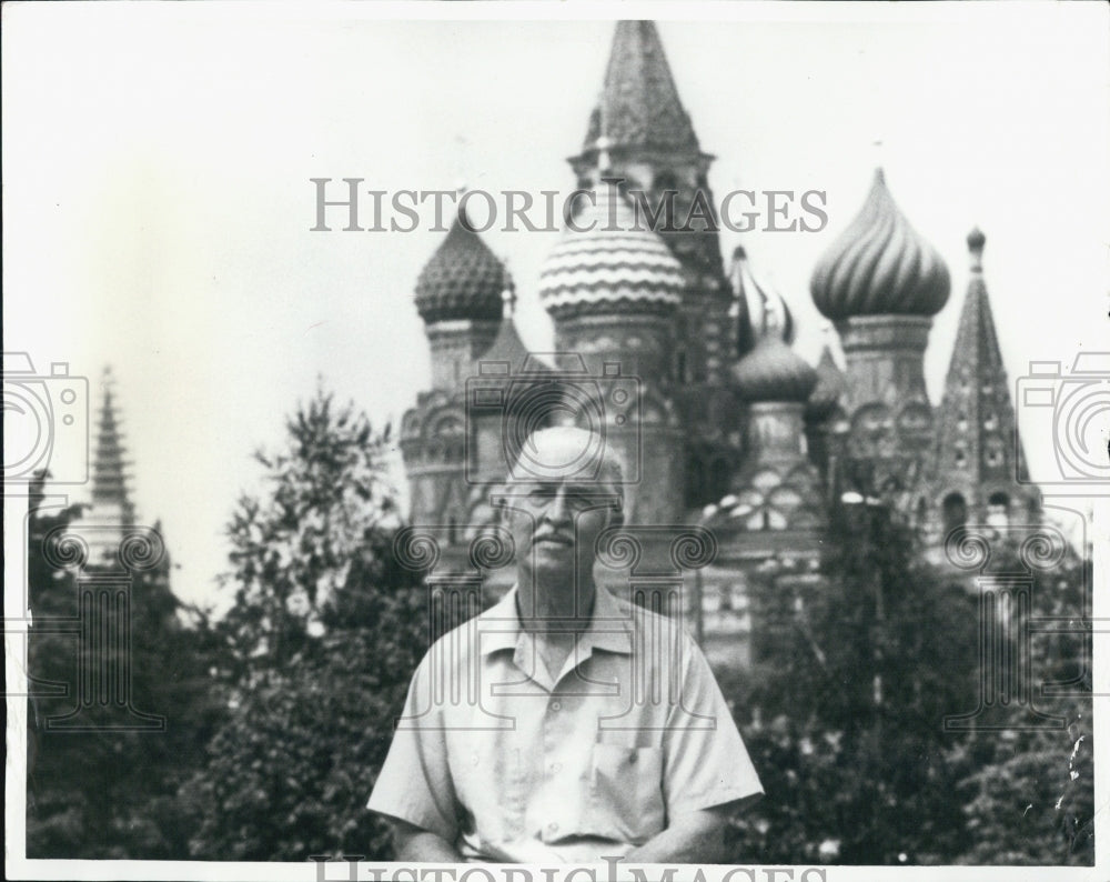 1975 Press Photo Marlin Perkins St. Basil Cathedral Moscow Documentary - Historic Images