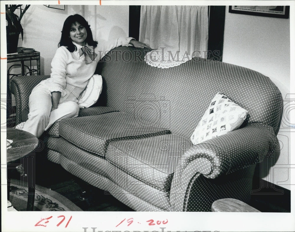 1985 Press Photo Vicki Perez copy writer for local film distributor. - RSJ12701 - Historic Images