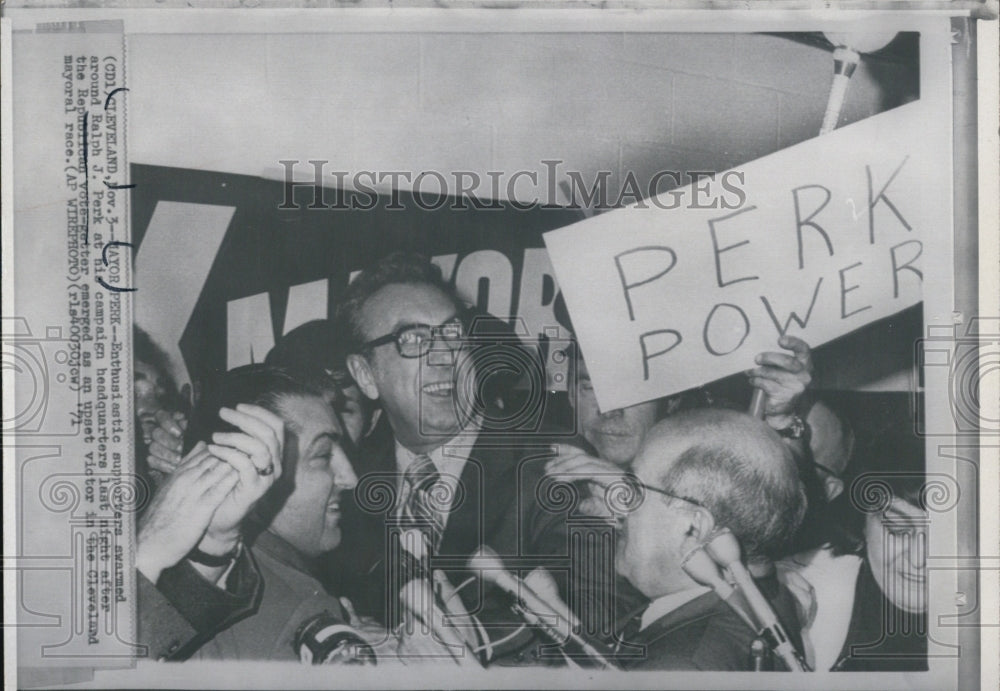 1971 Press Photo Cleveland Mayor Ralph J. Perk Surrounded by Supporters - Historic Images