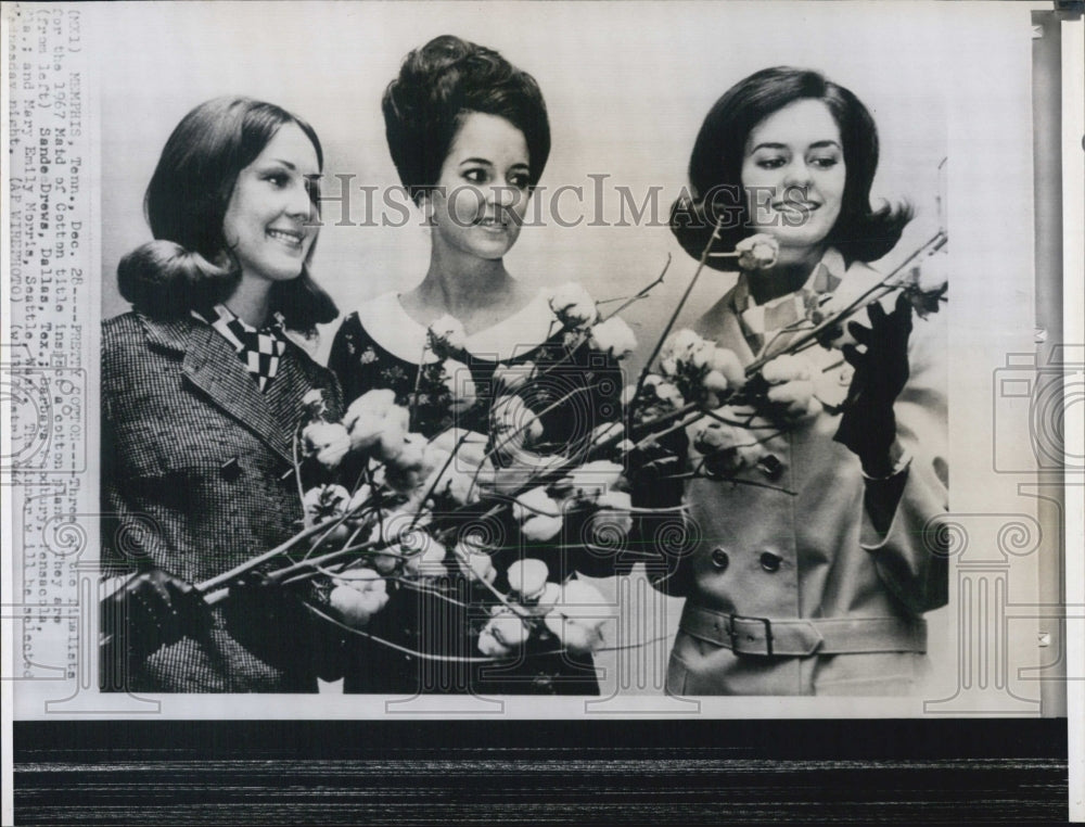 1966 Press Photo Three finalist of 1967 Maid of Cotton. - RSJ12843 - Historic Images