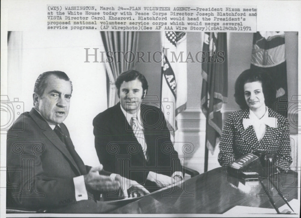 1971 Press Photo Pres.Nixon sits with Peace Corps. Joseph Blatchford - Historic Images