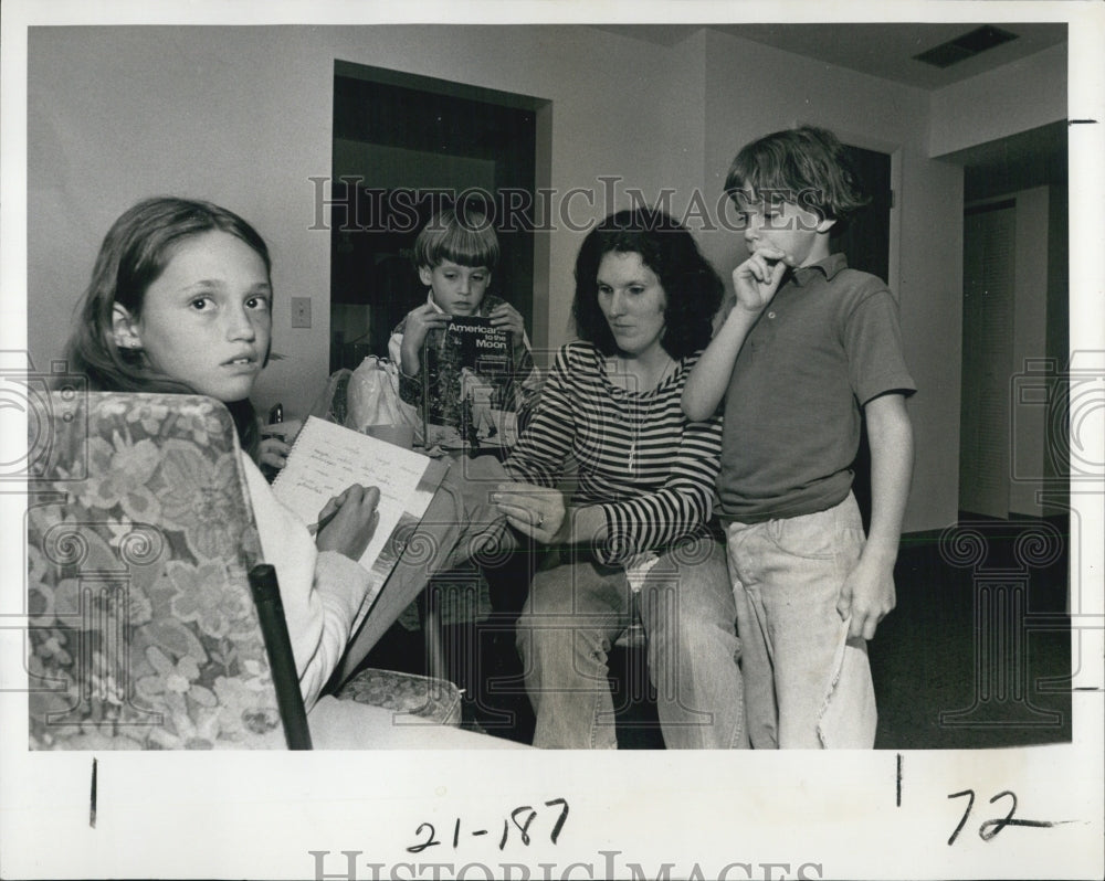 1978 Press Photo Laurie Perez Tends To Needs Of Children Laura, Tomas &amp; Carlos - Historic Images