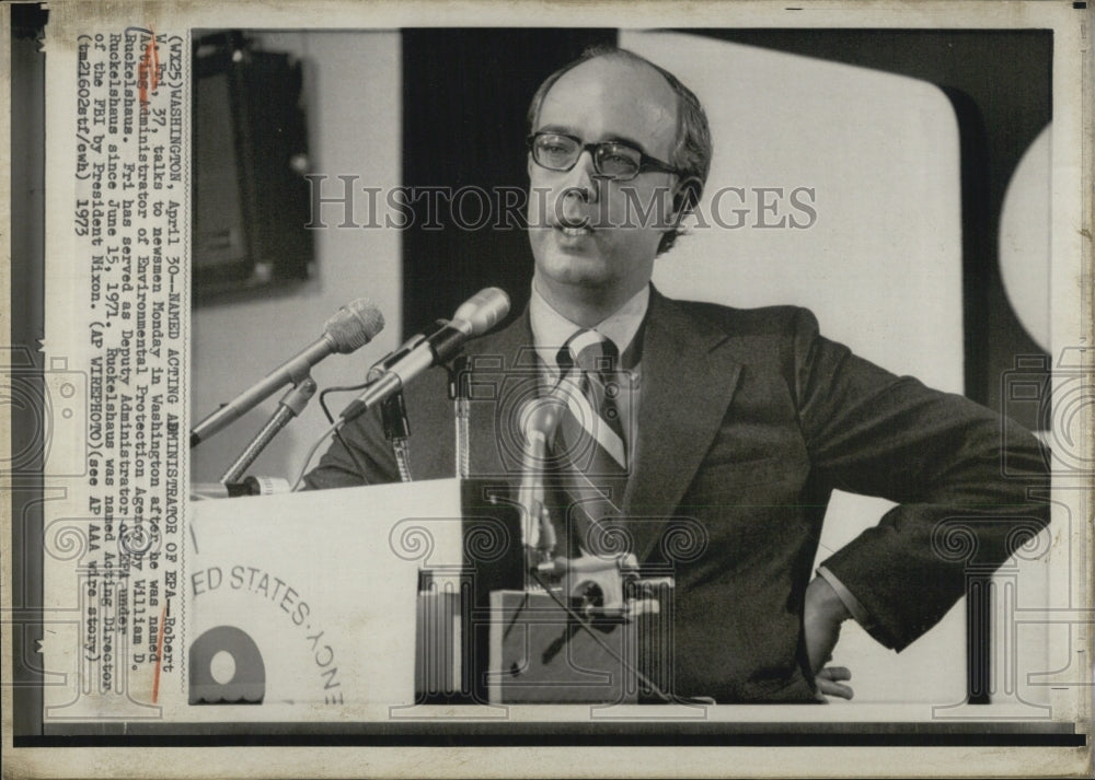 1973 Press Photo Robert W Fri talks to newmen - RSJ12997 - Historic Images