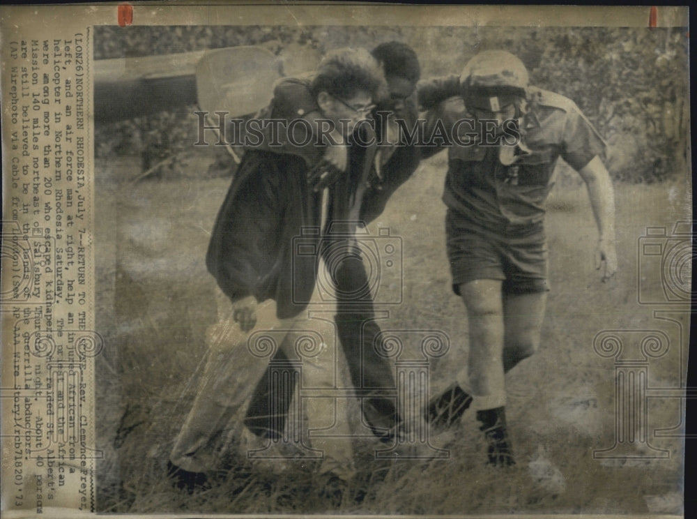 1973 Press Photo Rev. Clemence Freyer Helps Injure African Northern Rhodesia - Historic Images