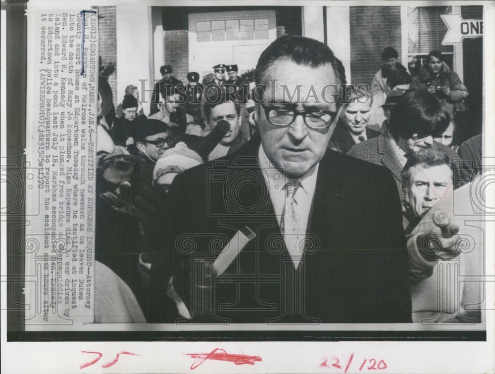 1970 Press Photo Attorney Paul H Markham walking out of the Dukes County Court - Historic Images