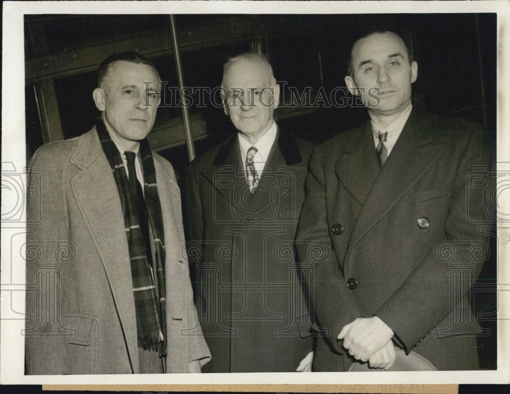 1945 Press Photo Fowler Harper, Judge William S. Benet and Joseph Sharfsin leave - Historic Images