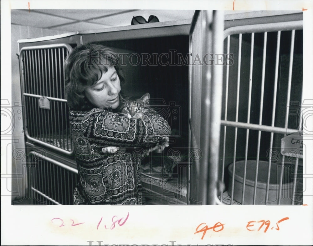 1975 Press Photo Mrs Lydecker holds a cat who was stuck inside a seawall - Historic Images