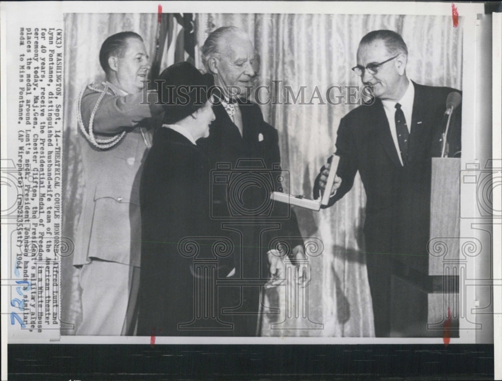 1964 Press Photo Actors Alfred Lunt &amp; Lynn Fontanne Presented Medal of Freedom - Historic Images