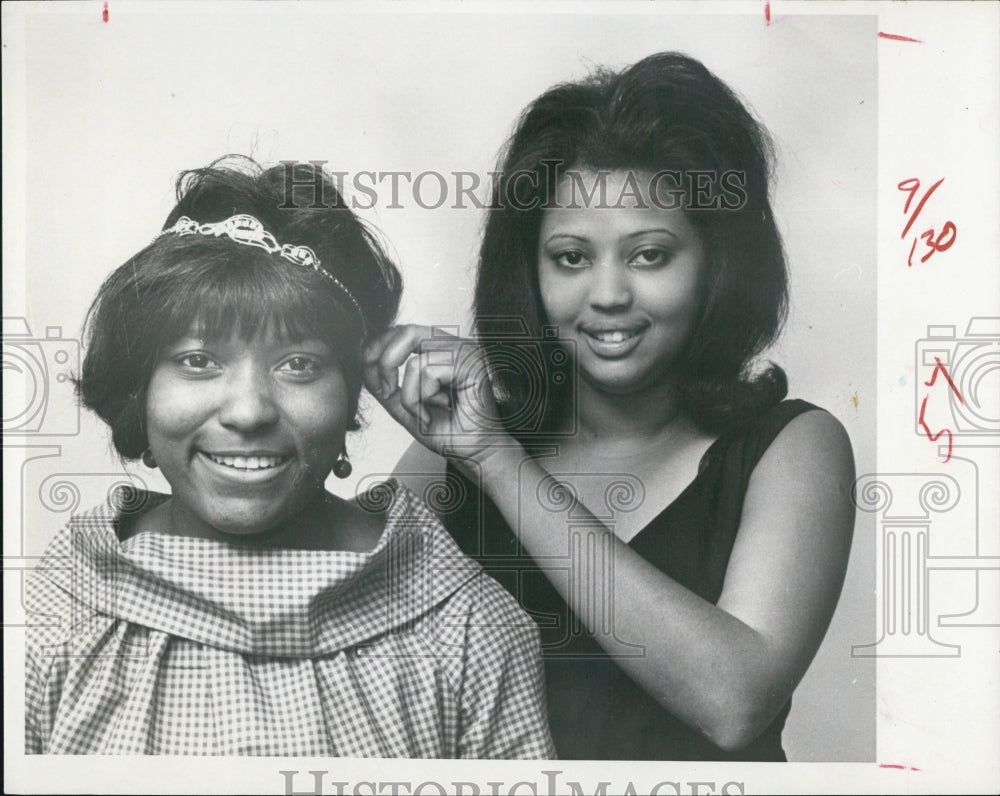 1966 Press Photo Mattie Howard &amp; Joyce Lyons, Winner Mrs. Cover Girl Contest - Historic Images