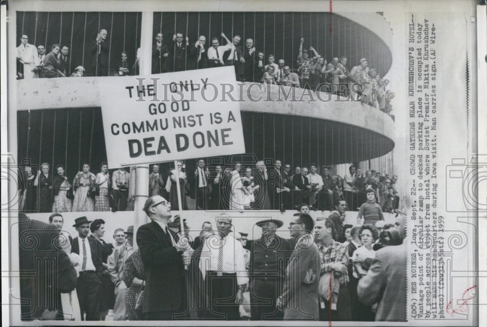 1959 Press Photo Crowd Outside Hotel of Soviet Premier Nikita Khrushchev - Historic Images