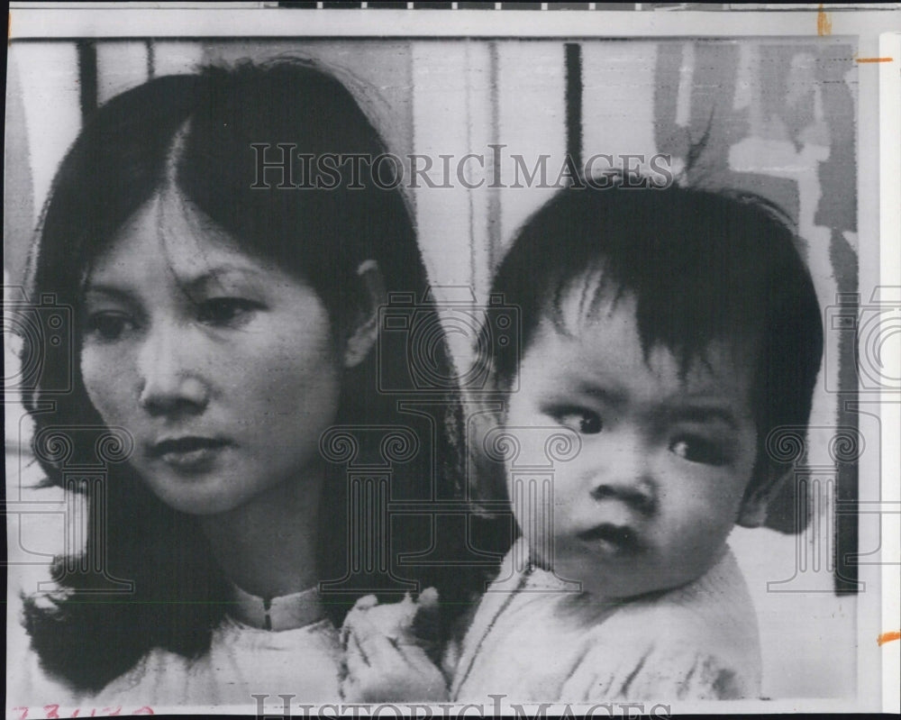 1969 Press Photo Wife &amp; son of murdered vietnamese - Historic Images