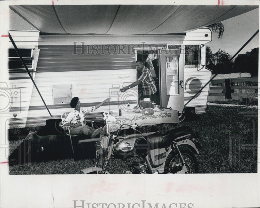 1967 Press Photo Mr. and Mrs. Arthur KIdder of Largo Enjoying Camping Trip - Historic Images