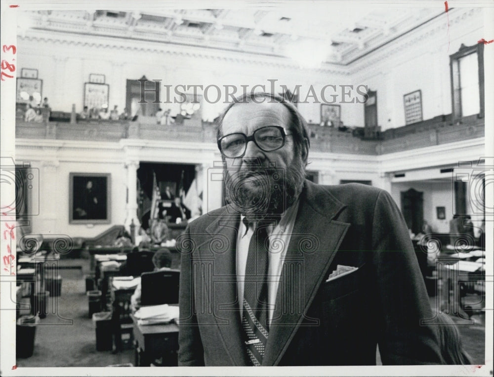 1981 Press Photo Larry King Works on &quot;The Best Little Statehouse in Texas&quot; - Historic Images