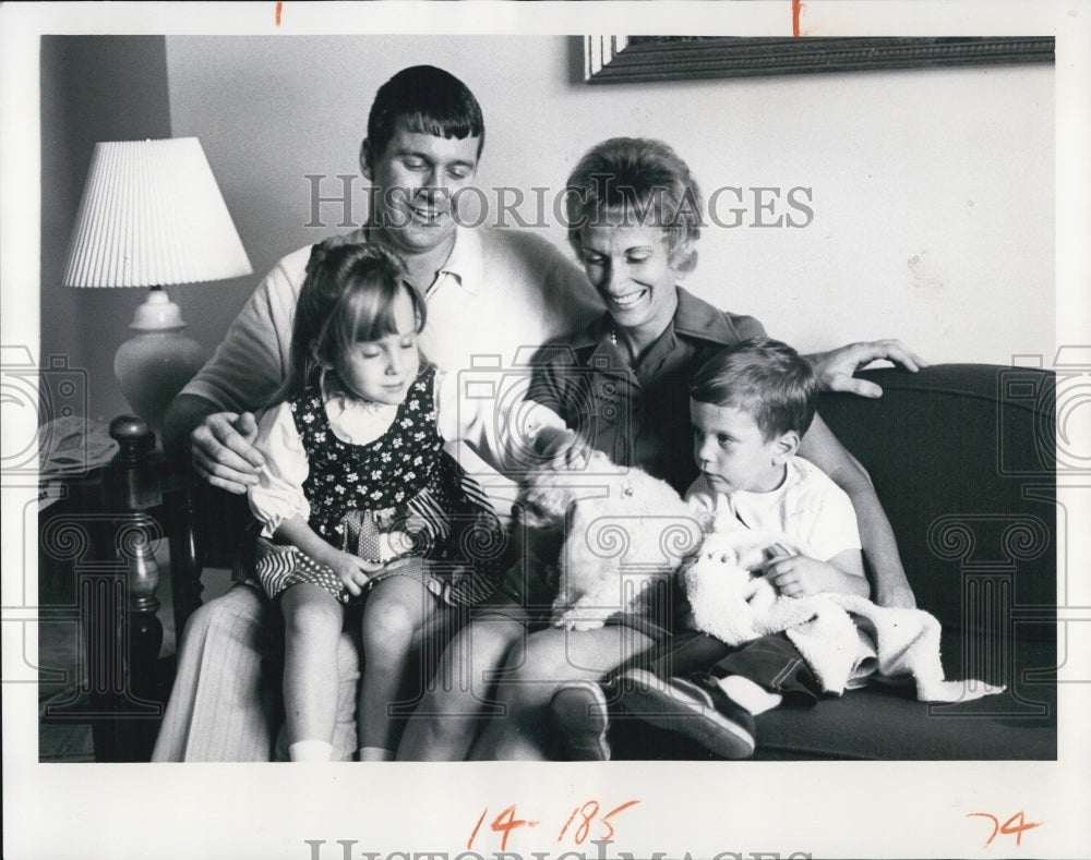 1974 Press Photo Trooper &amp; Mrs. King w/ their two children - RSJ13419 - Historic Images