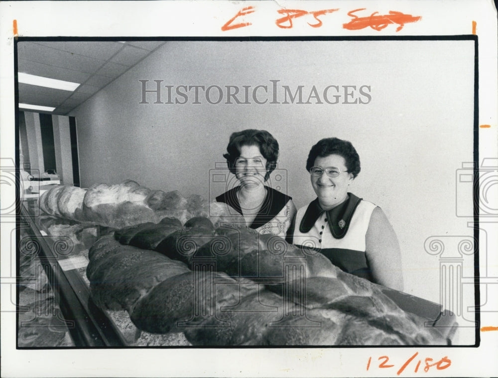 1974 Press Photo Grand opening of Richey Bakery - Historic Images