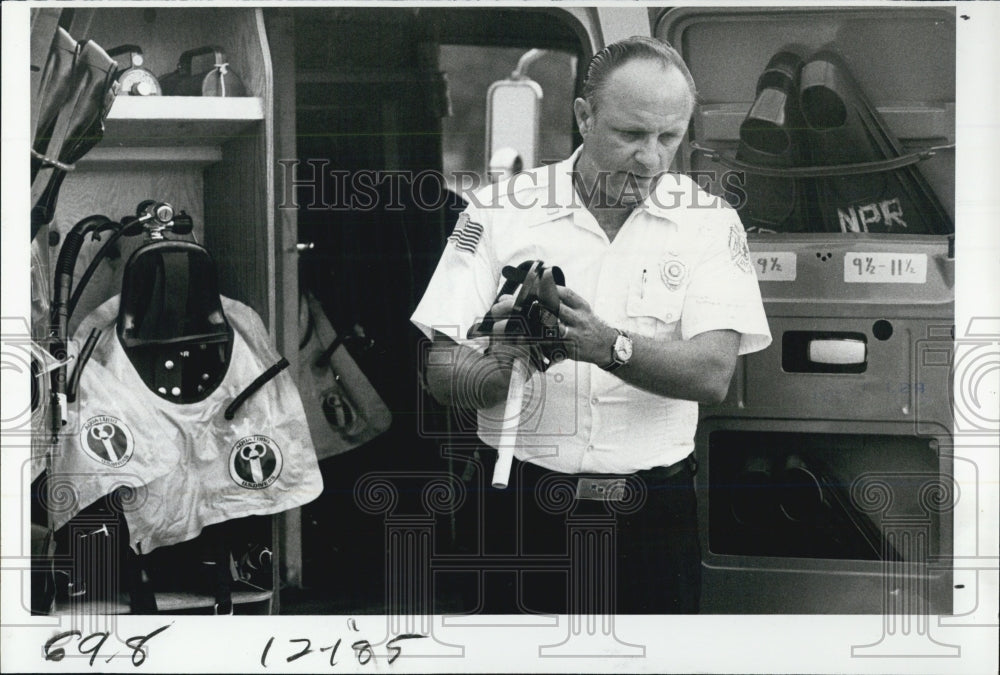 1979 Press Photo Capt. Roy Miller describe various equipment used by fire dept. - Historic Images
