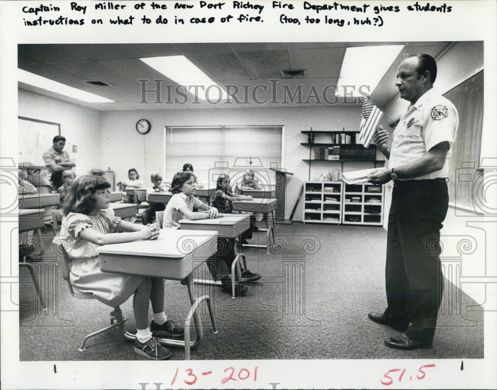 1979 Press Photo Capt. Roy Miller or Fire Dept. gives student on fire safety. - Historic Images