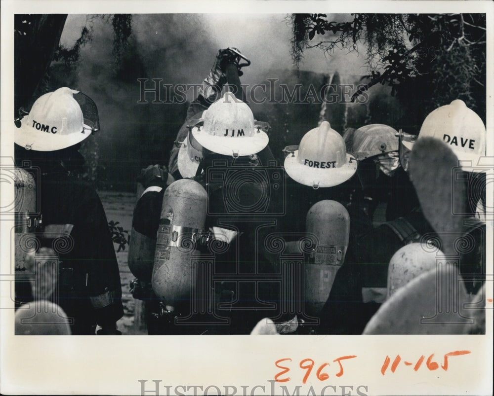 1976 Press Photo Firemen Volunteer practice firefighting. - RSJ13483 - Historic Images