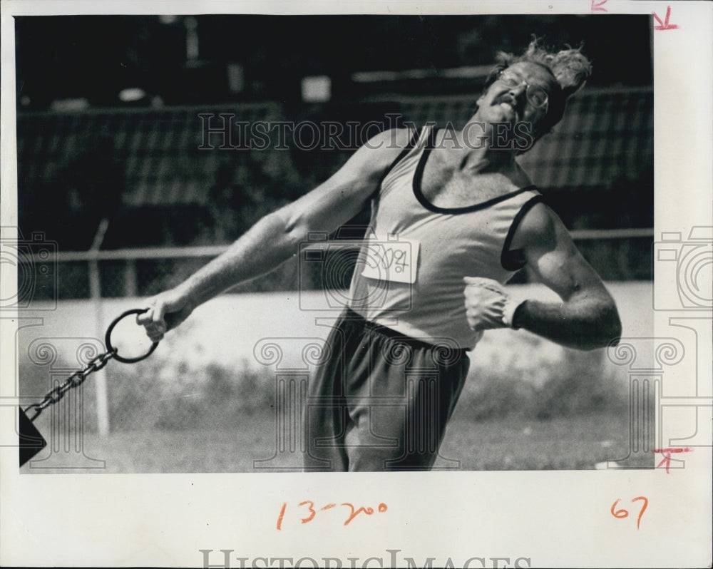 1975 Press Photo Robert Bocash lets go with Hammer Throw. - RSJ13545 - Historic Images