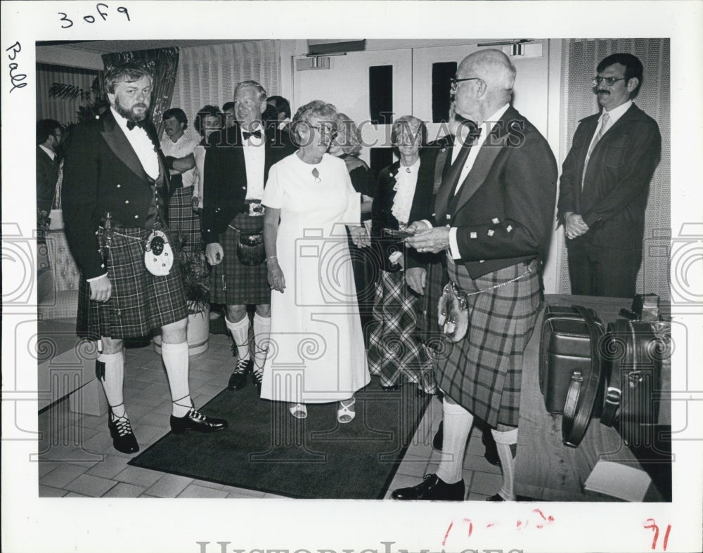 1982 Press Photo Guests Arrive At Highland Ball - Historic Images