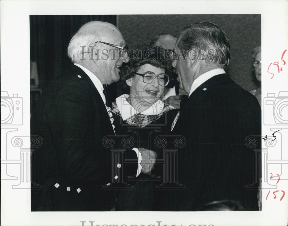 1981 Press Photo Celidth Chairman George MacGregor Speaks With Frank Jennings - Historic Images