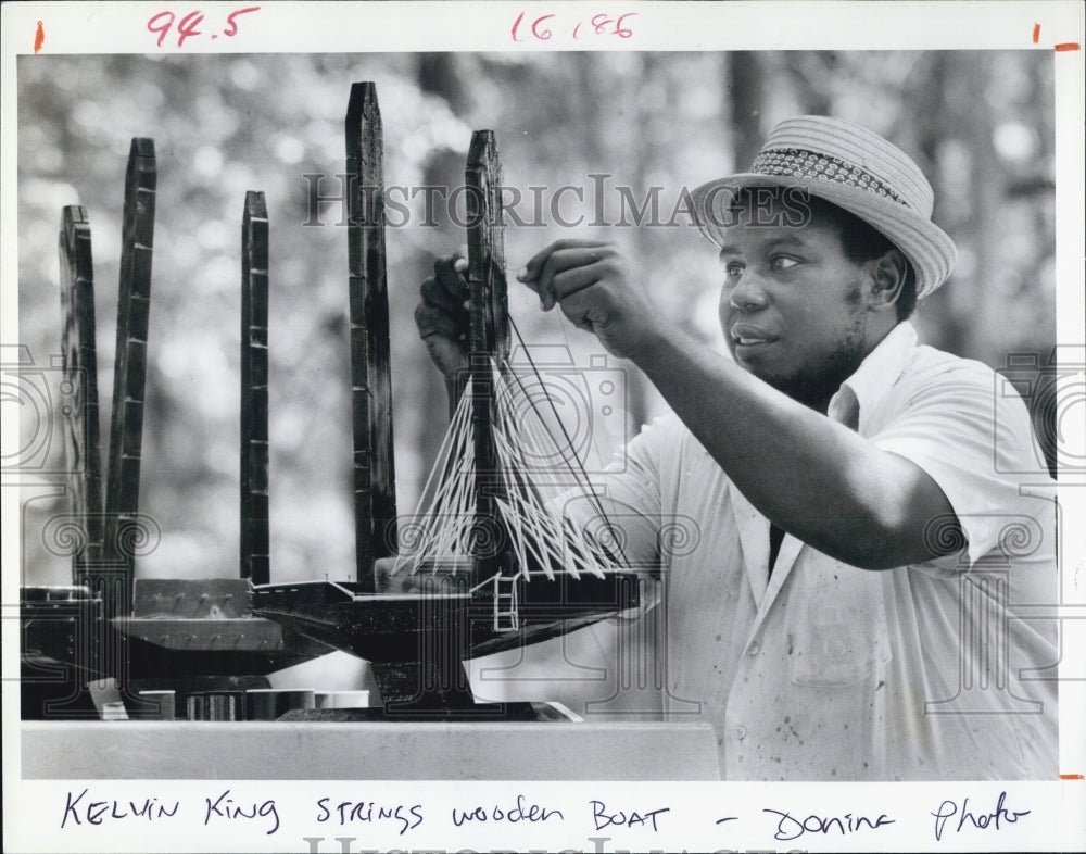 1985 Press Photo Kelvin King Handmade Sailboats Ed Wright Park - RSJ13633 - Historic Images