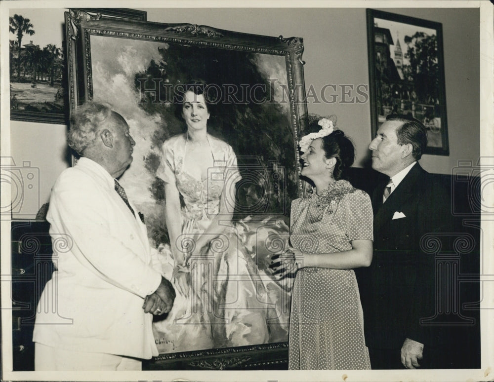 Press Photo Howard Christe, Mr and Mrs Claude Pepper look at art - RSJ13663 - Historic Images