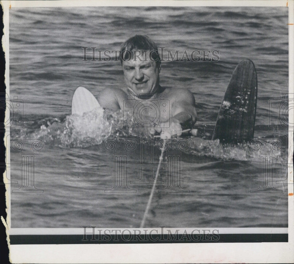 Press Photo A water skier about to ride his skis - RSJ13669 - Historic Images