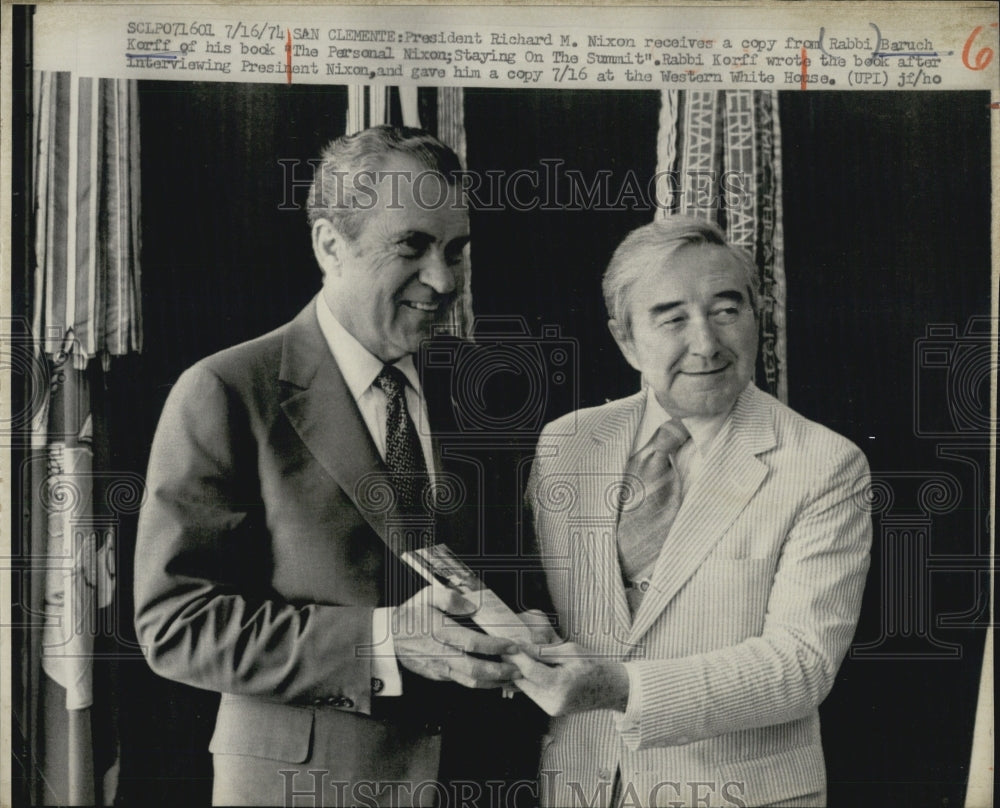 1974 Press Photo Pres. Nixon receive a copy of book from Rabbi Baruch. - Historic Images