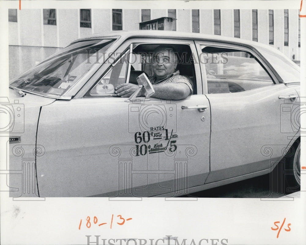 1973 Press Photo DiMarco and his family in their taxi - Historic Images