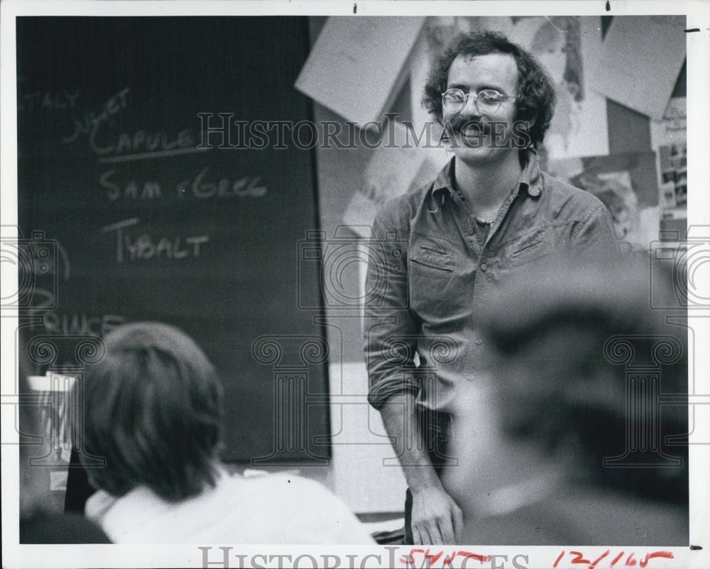 1977 Press Photo Poet Charles Itzin teaches a class - RSJ13835 - Historic Images