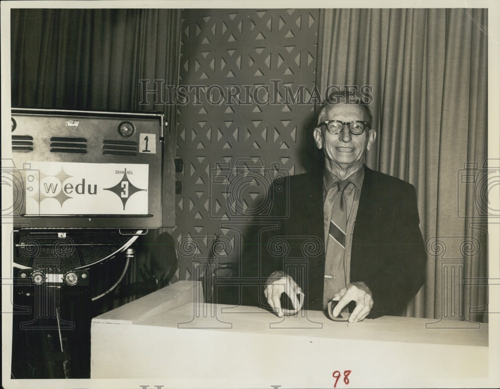 1962 Press Photo Frank E. Nodine instructs the &quot;Beginning Bridge&quot; - RSJ13871 - Historic Images