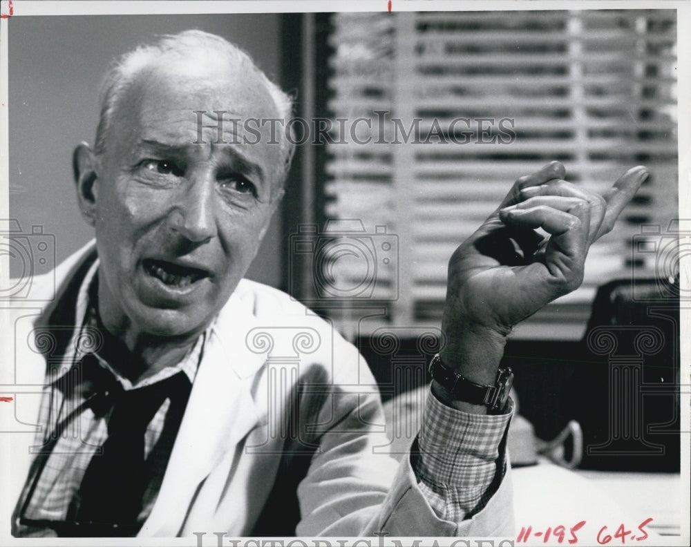 Press Photo Actor Lloyd Nolan in a scene - RSJ13931 - Historic Images