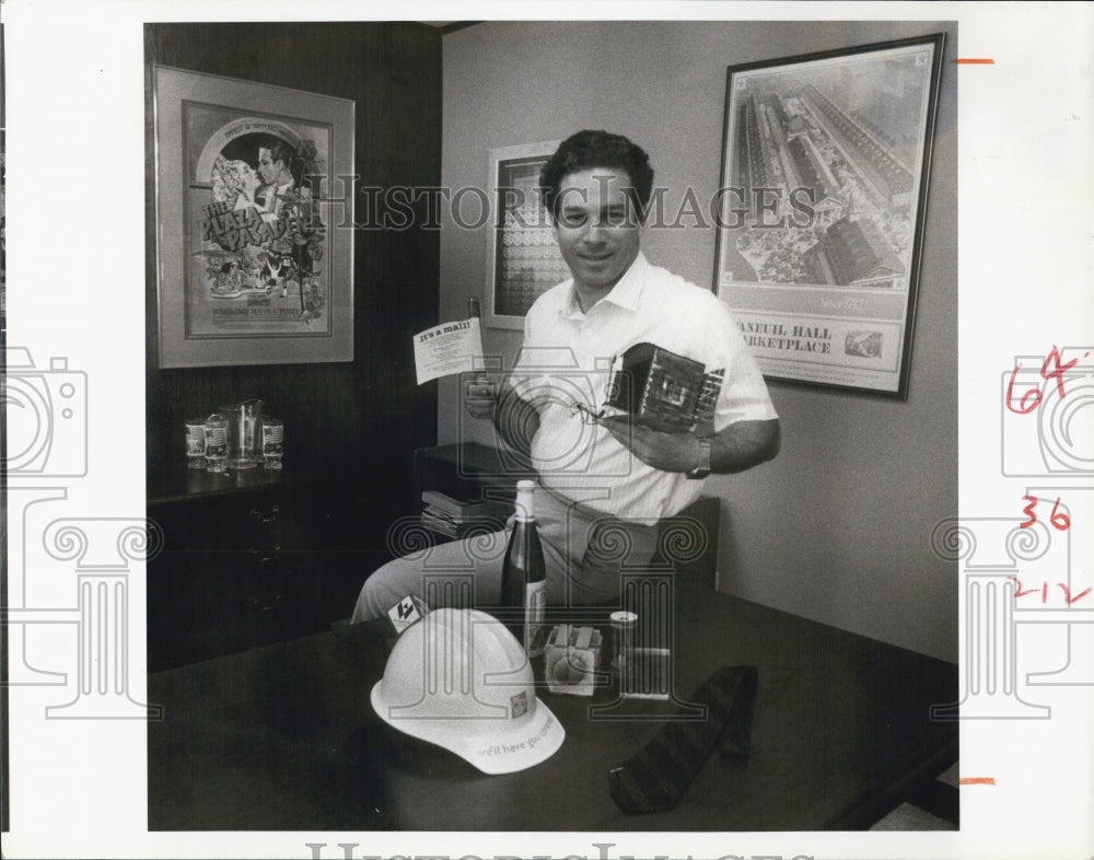 1981 Press Photo Robert Norins w/ some of the unusual announcement invitation - Historic Images