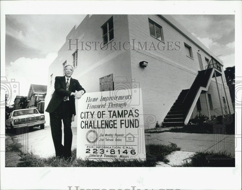 1990 Press Photo Fernando Mariega in front of ACLF project - Historic Images