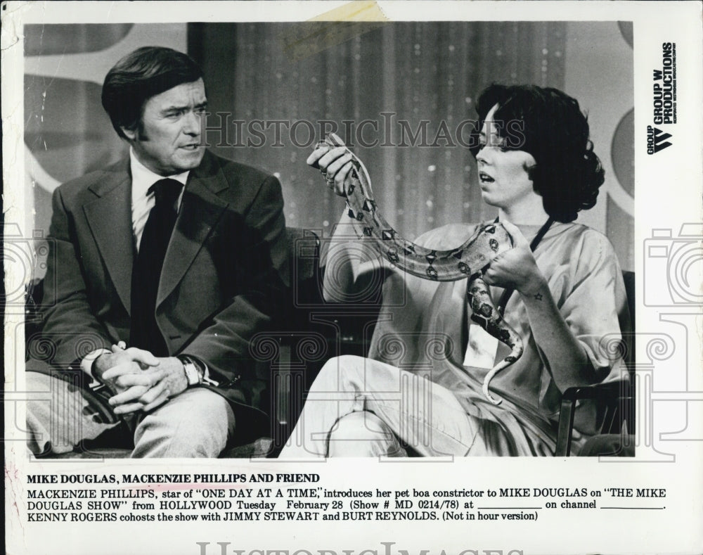 1978 Press Photo Mike Douglas &amp; Mackenzie Philips - Historic Images