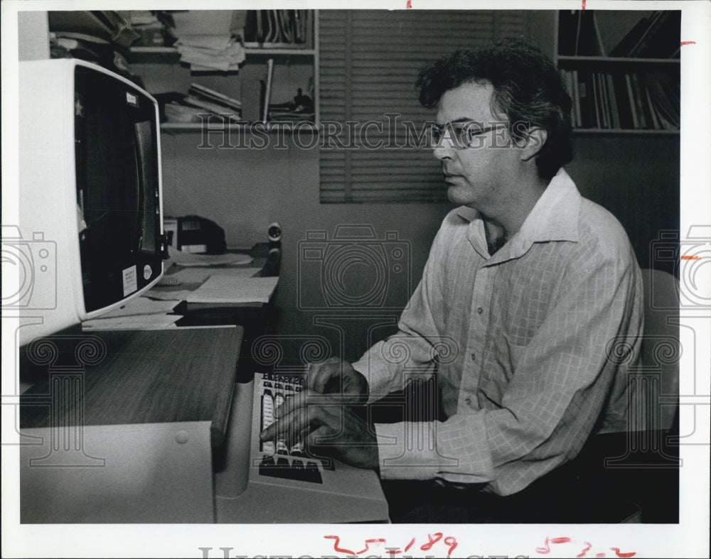 1983 Press Photo Larry Pendarvis Recuses Kidnapped Woman - RSJ14031 - Historic Images