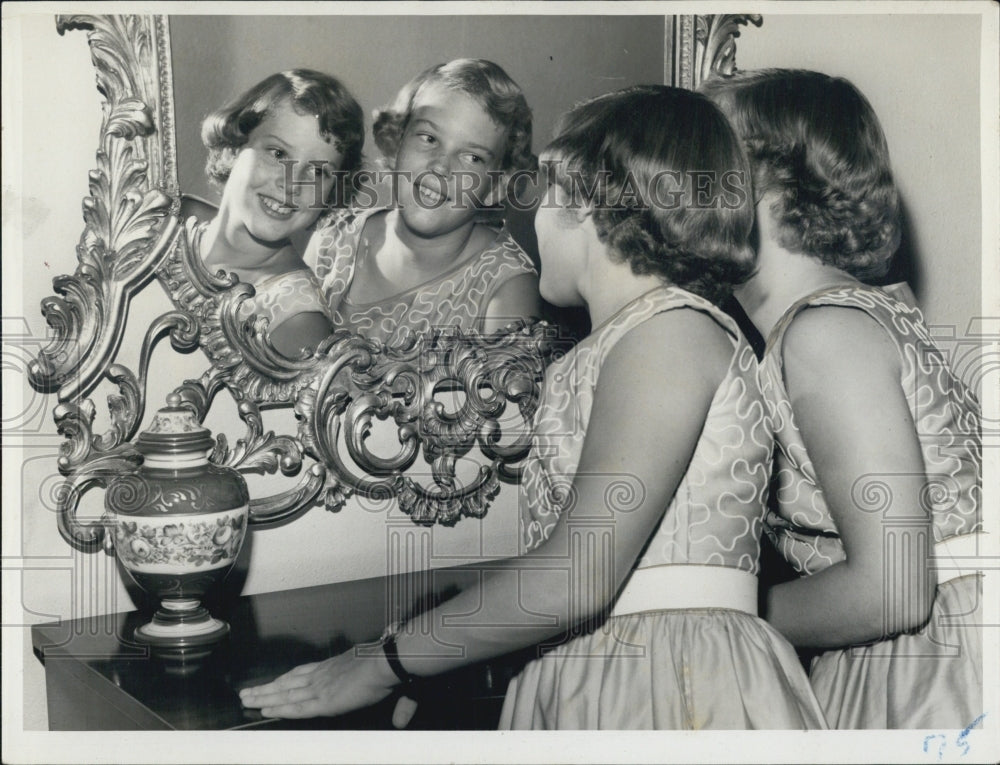 1954 Press Photo Carolyn and Marilyn Harris - Historic Images